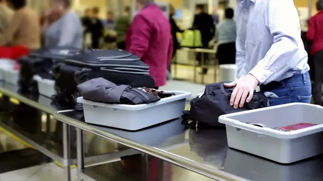 Nhân viên hàng không có được kiểm tra hành lý của khách hàng không?