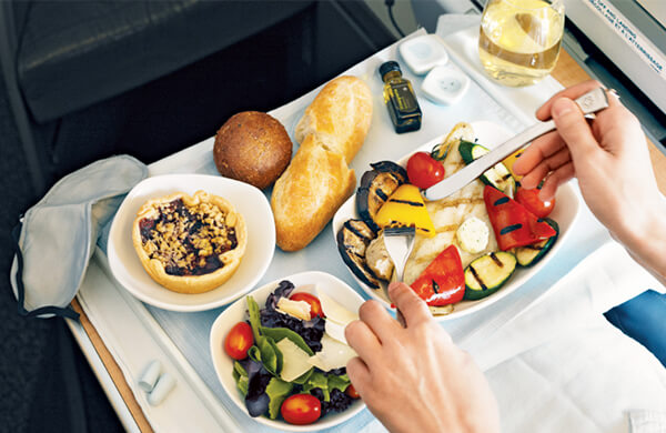 Ăn uống thoải mái trên máy bay 